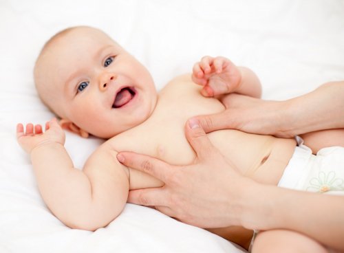 massaggio per evitare le coliche del neonato