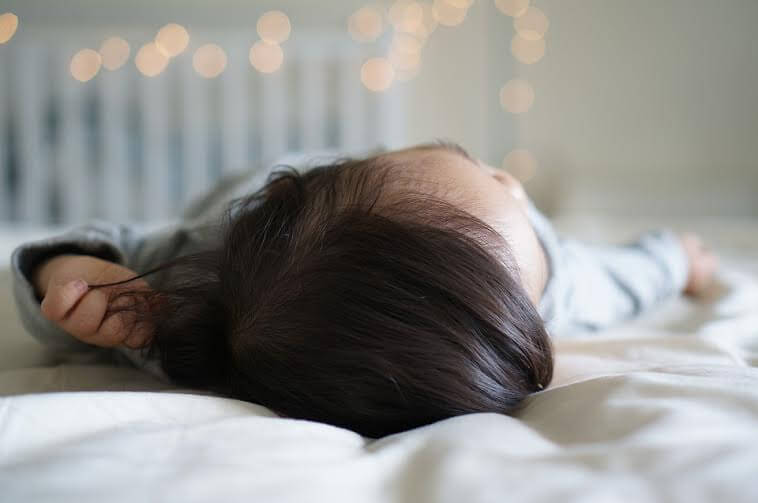 bebè che impara a dormire da solo