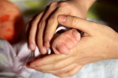 Perché è importante il contatto fisico con il bebè?