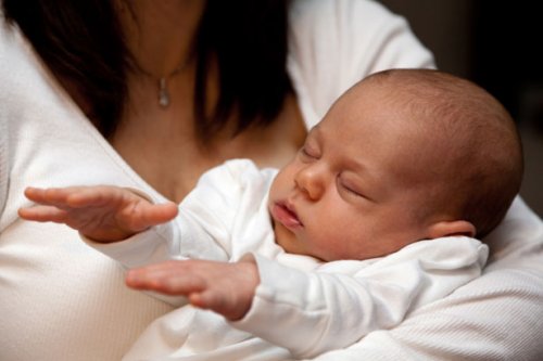 madre tiene in braccio figlio