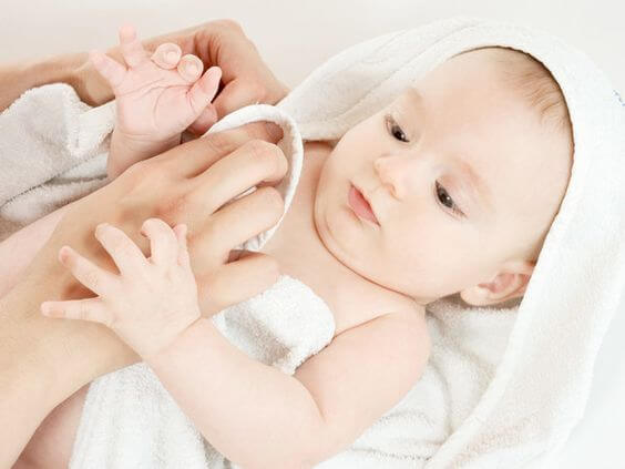 Igiene del bebè: bimbo in un asciugamano.