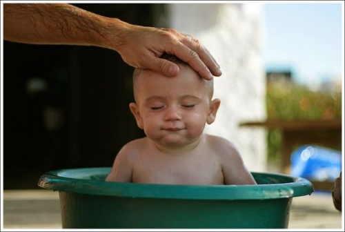 bimbo che fa il bagnetto