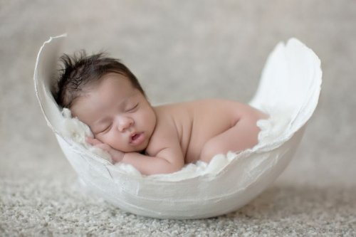 bebè che dorme nel calco del pancione