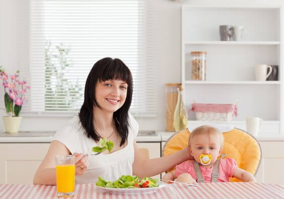 mamma dà alla bambina cibi sani