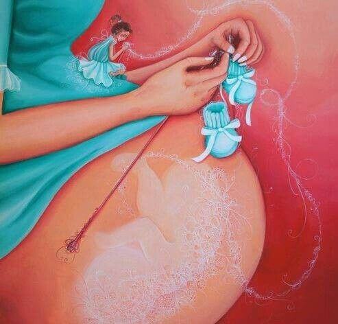 Donna incinta con scarpette da bambino