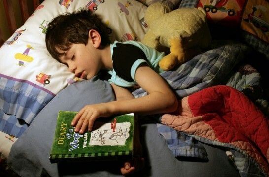 bimbo addormentato con un libro