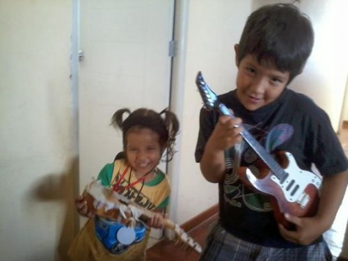 Il figlio maggiore e la figlia minore suonano.