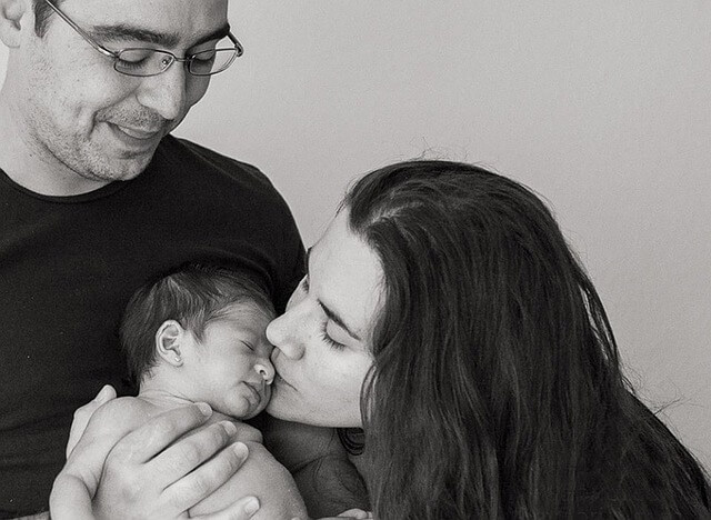 Un neopapà con la compagna e il bambino.