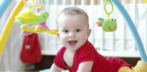 Giochi divertenti per stimolare lo sviluppo del vostro bebè