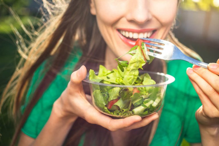 mangiare verdure e insalata