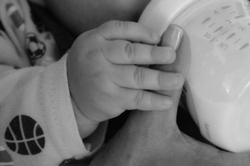 Poppata dal biberon: banca del latte materno.