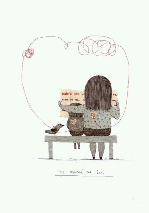 Madre e figlio leggono una favola.