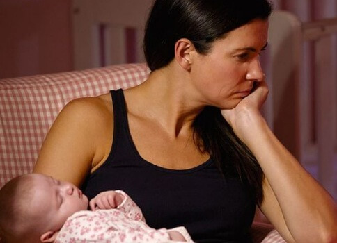 mamma esausta tiene in braccio la figlia