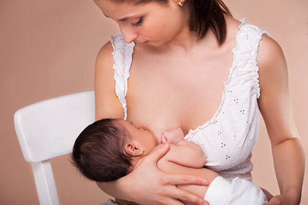mamma che allatta il suo bambino
