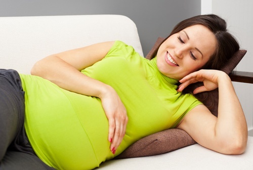 donna incinta riposa sul divano
