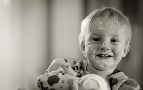 Bimbo sorridente sporco di cibo.