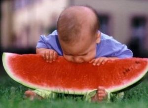 Cibi solidi: come incorporarli nella dieta dei neonati