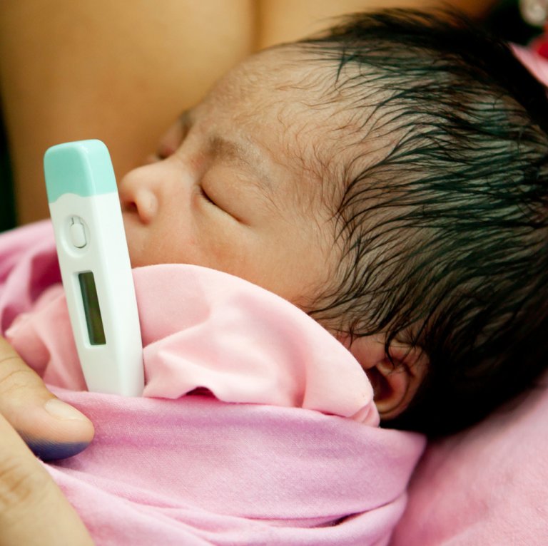 Misurare la febbre al neonato.