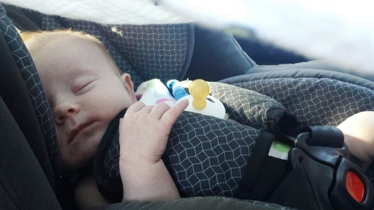Consigli per viaggiare in auto con un neonato