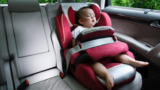 Seggiolino per viaggiare in auto con un neonato.