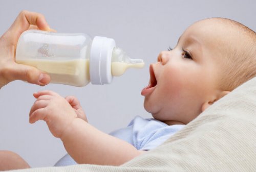 Latte materno e latte artificiale si possono mescolare?