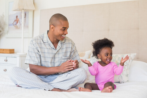 L'amore di un padre che gioca con la figlia.