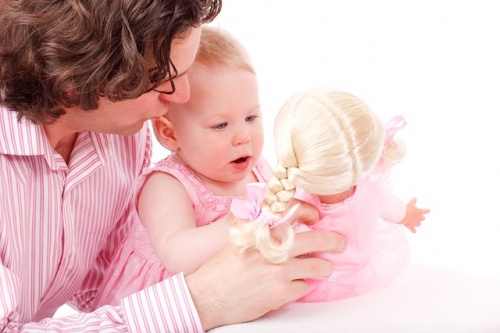 Il papà può venire coinvolto nella cura dei figli in molti modi diversi
