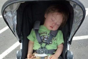 La gente mi critica perché porto ancora mio figlio nel passeggino