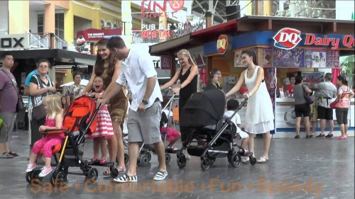 C'è un'età giusta per il passeggino? Famiglie per la strada.