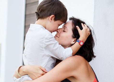 chiedere perdono: madre e figlio abbracciati