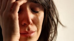 Piangere di nascosto per poi sorridere nuovamente