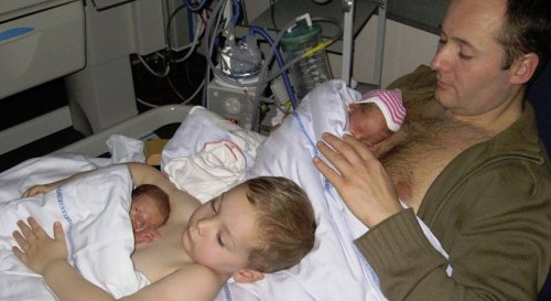 pelle a pelle con papà e fratellino