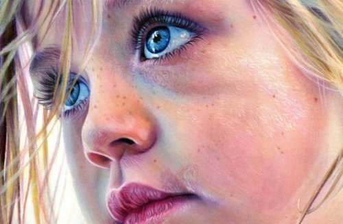 Bambina in primo piano: mamme orgogliose dei figli.