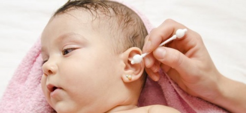 Non bisogna mai pulire il naso e le orecchi del bambino con i cotton fioc
