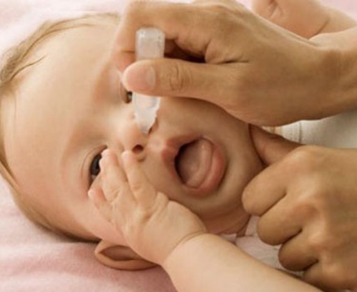 La soluzione fisiologica è il metodo migliore per pulire il naso del bambino