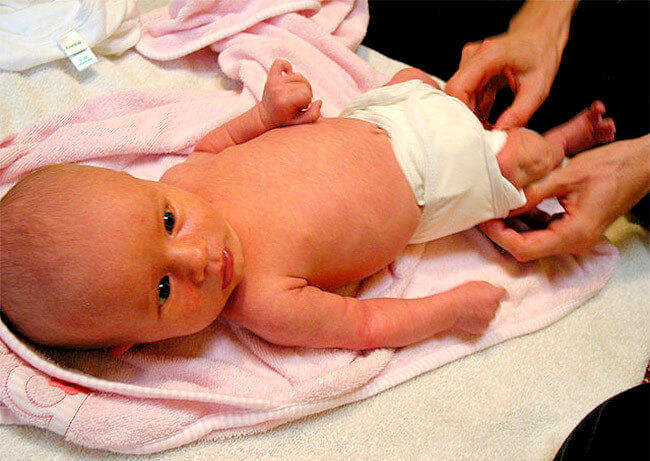 bebè pulito con salviettine umidificanti