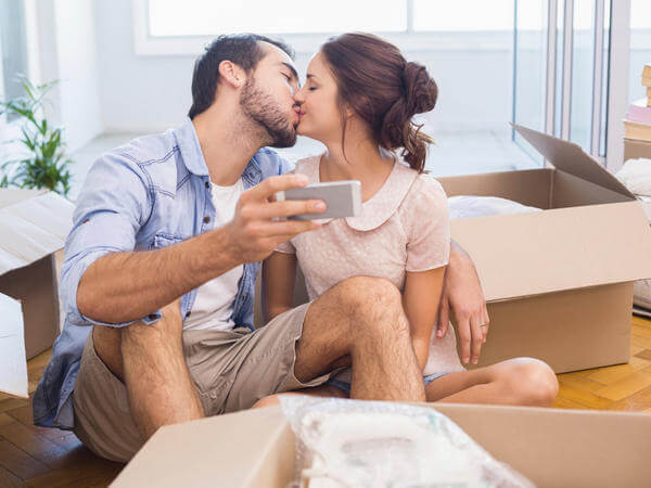 selfie di coppia nella nuova casa