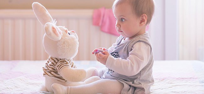 sviluppo sensoriale: bimba che interagisce