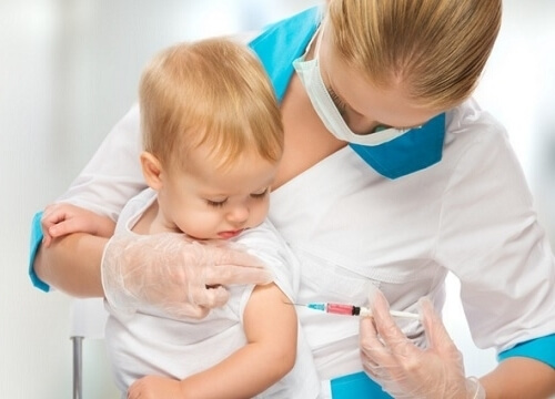 Bambino che viene vaccinato: i vaccini sono importanti