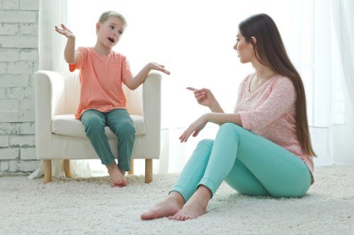 Educare senza urlare: madre e figlio discutono con calma.
