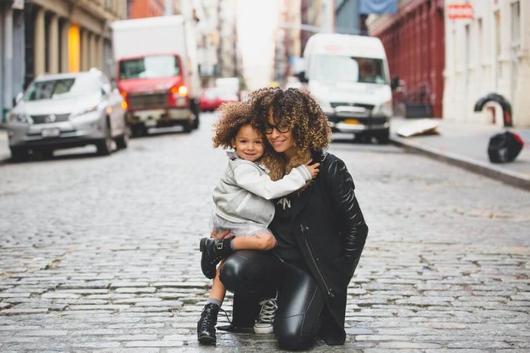 Mamma e bambina abbracciate