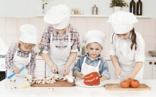 Bambini aiutano in cucina