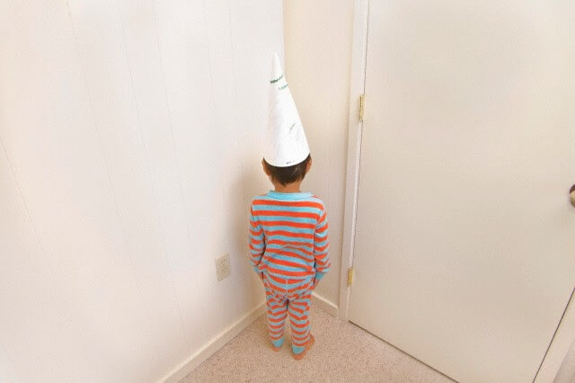 Bambino nell'angolo della riflessione