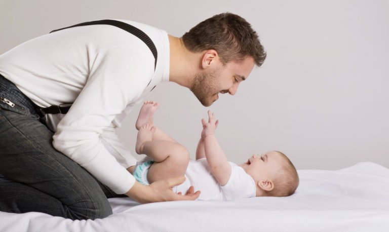 solletico e baci: padre e figlio