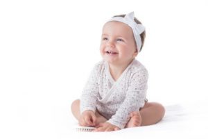 Occhio all'uso delle fasce per capelli sulle neonate!
