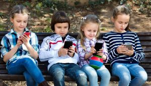 8 motivi per proibire lo smartphone ai minori