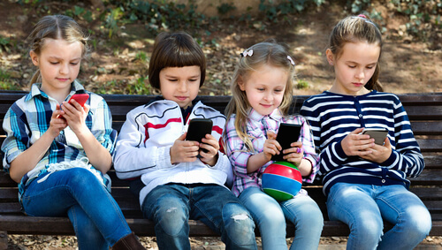 8 motivi per proibire lo smartphone ai minori