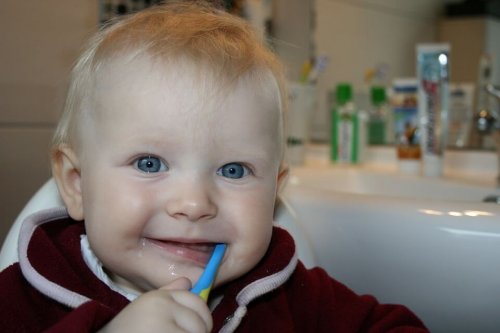 Spazzolare i dentini del bebè: come e quando iniziare?