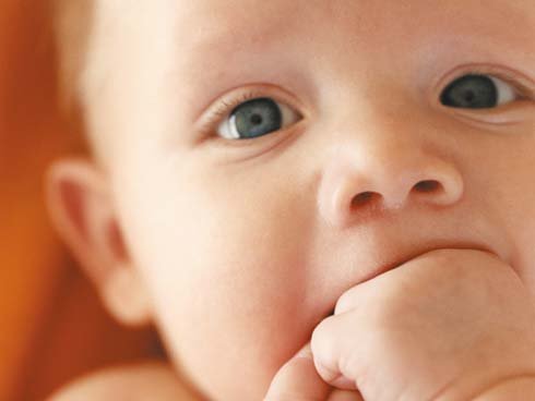 Dargli qualcosa da succhiare è un ottimo sistema per calmare il pianto del neonato