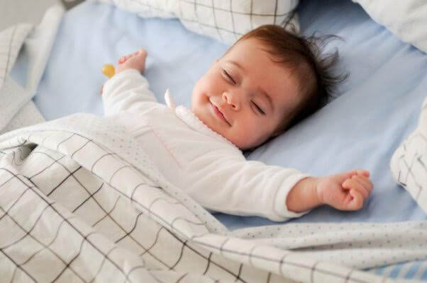 Bambino dorme sereno nella culla